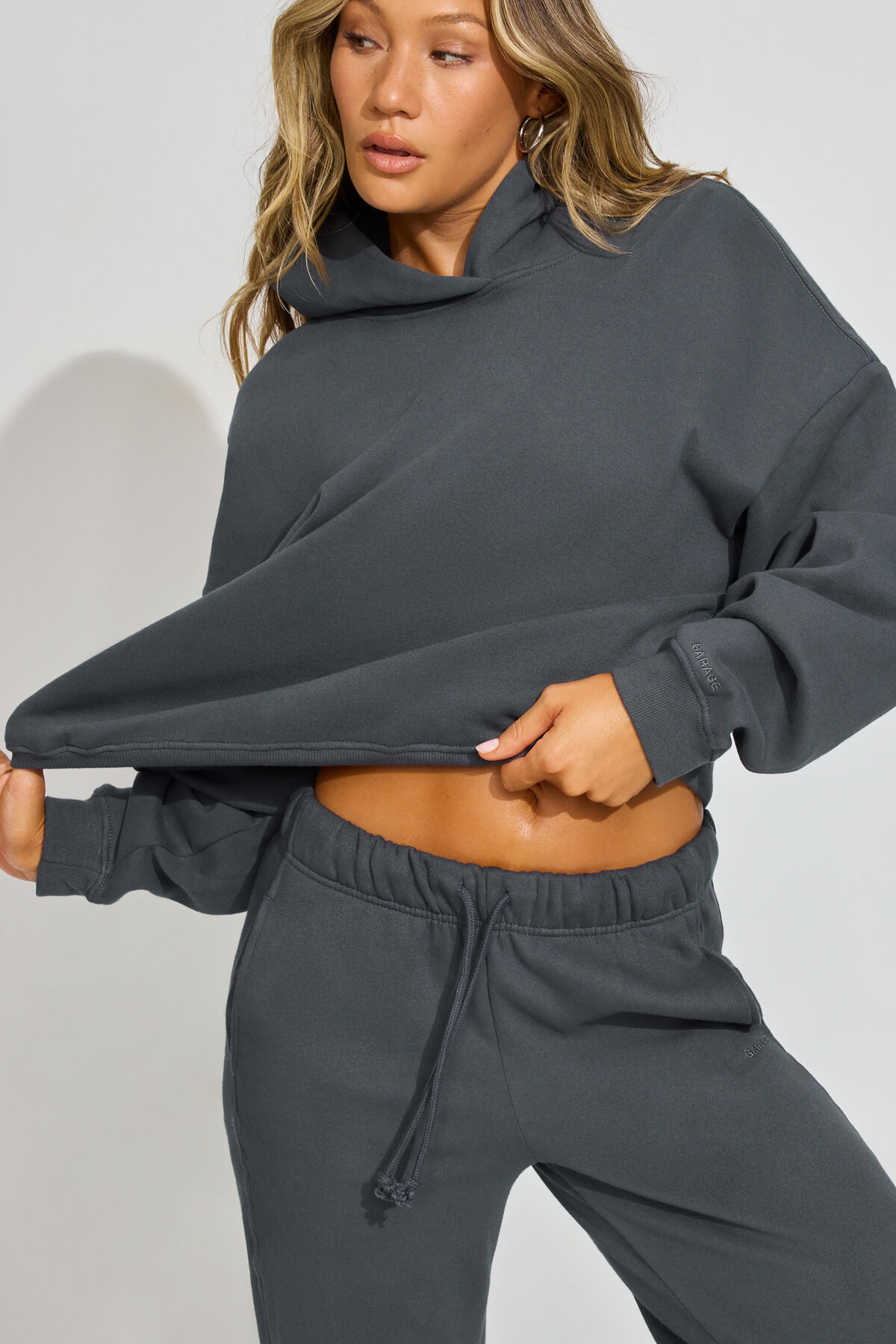 100092201_8D1_alt1_1920x2880