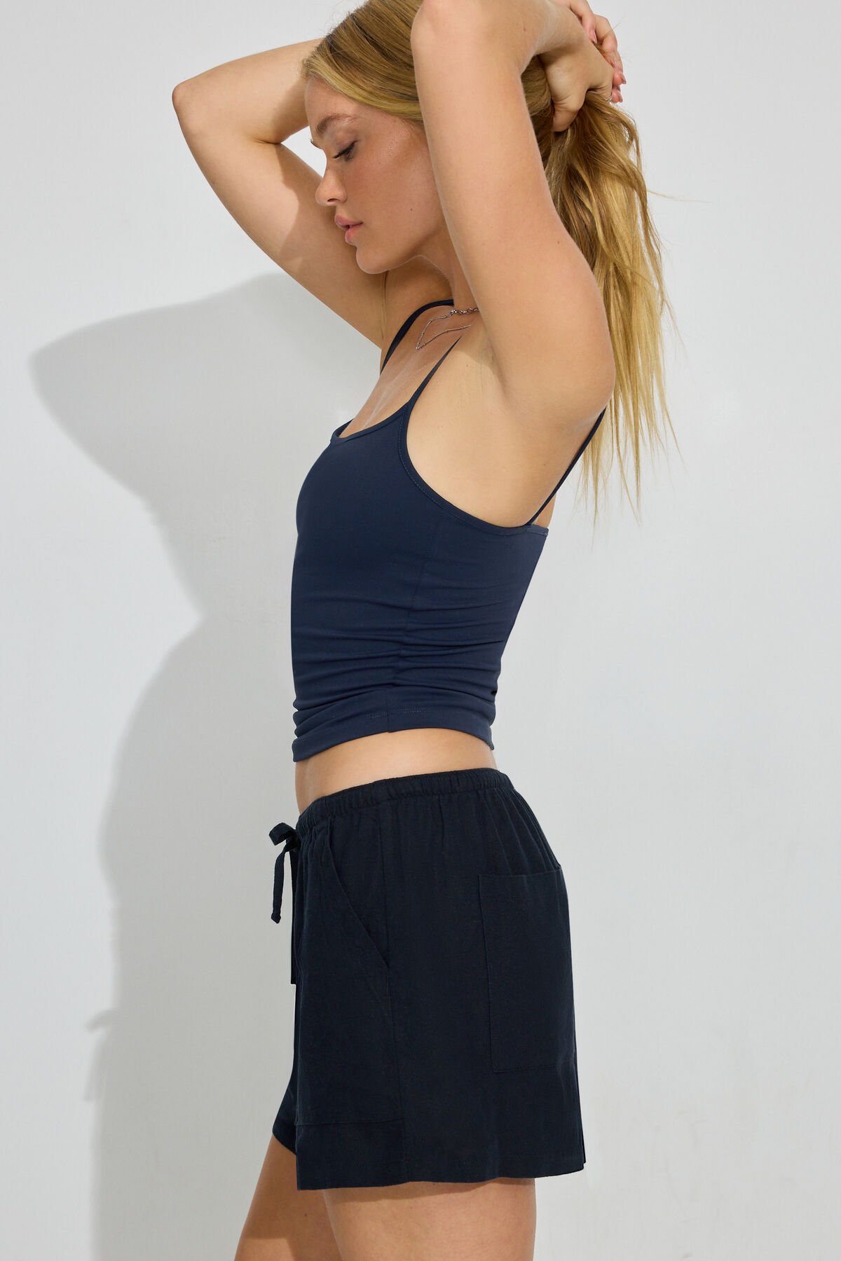 100093220_06G_alt1_1920x2880