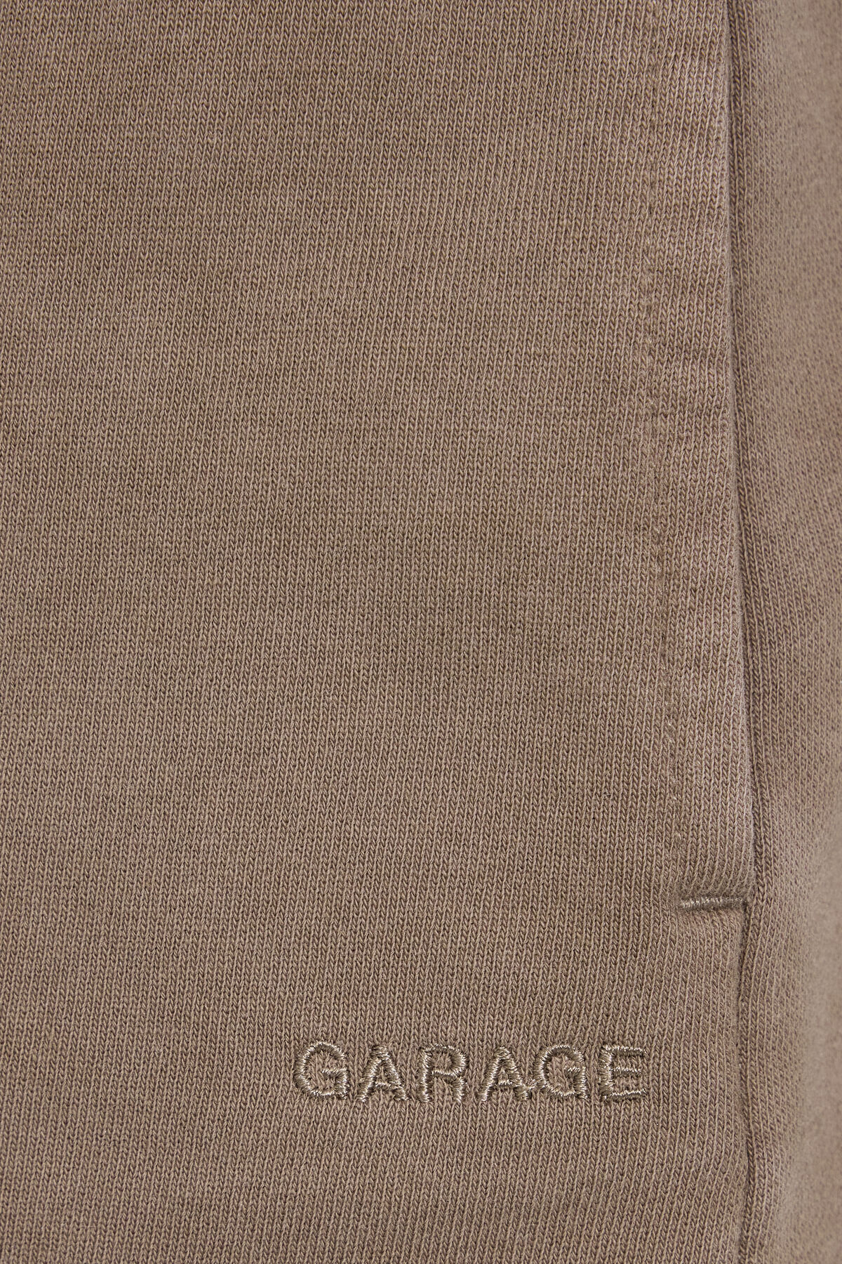 100096128_84G_alt4_1920x2880-1