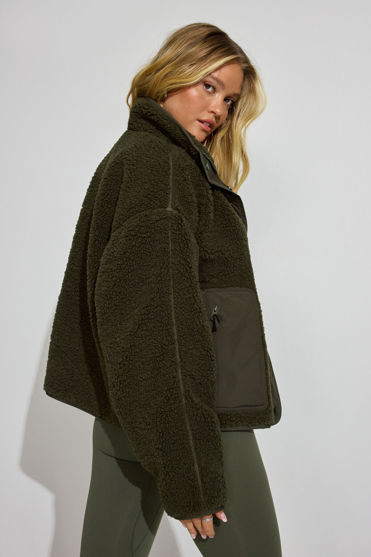 100098182_8AI_alt4_1920x2880