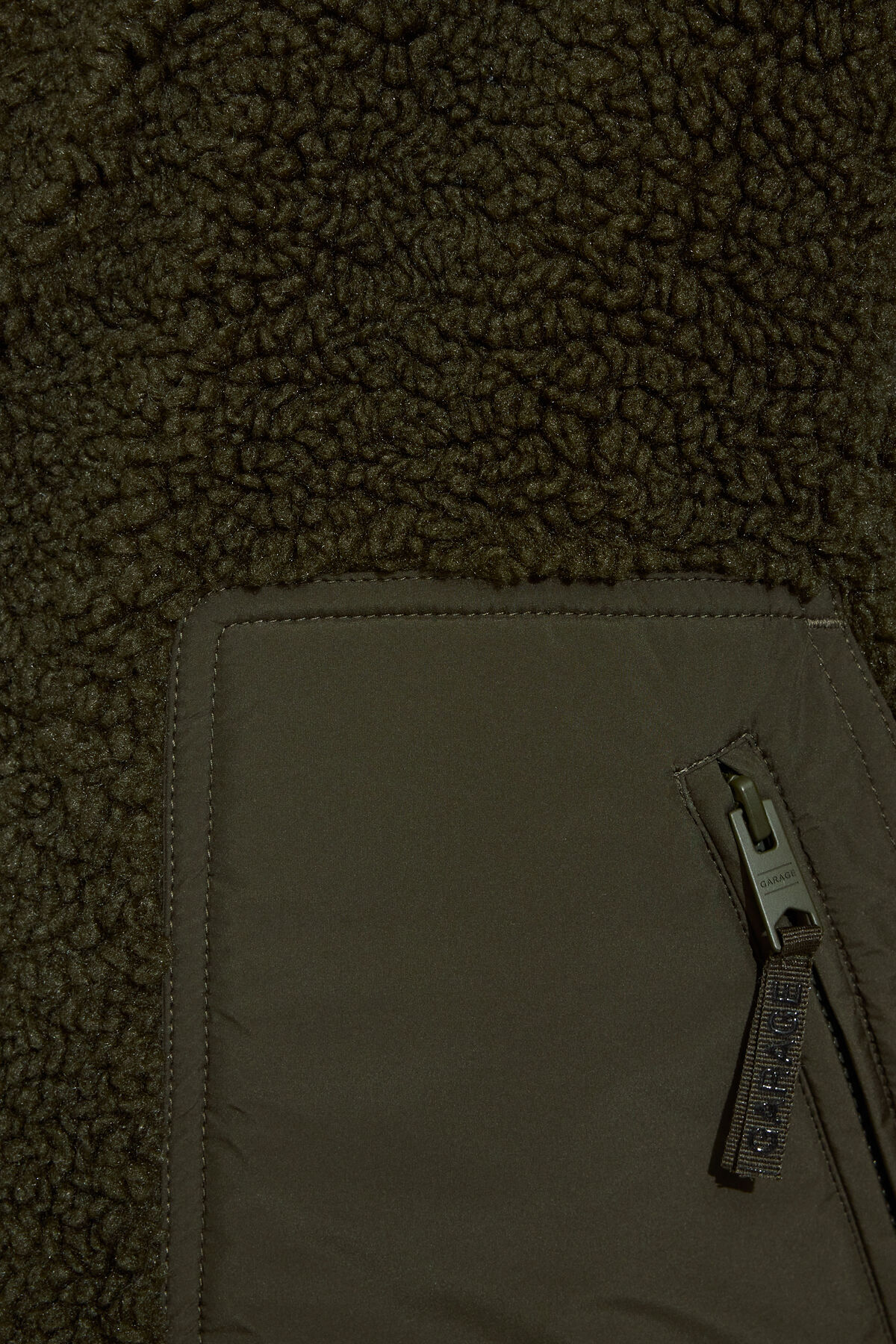 100098182_8AI_alt5_1920x2880